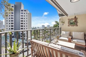 Balcony - Hillside in the heart of Burleigh (Burleigh Heads)