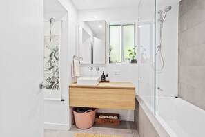 Apartment, 2 Bedrooms, Beach View | Bathroom - Hillside in the heart of Burleigh (Burleigh Heads)
