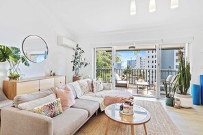 Leilighet, 2 soverom, strandutsikt | Oppholdsområde | Flatskjerm-TV