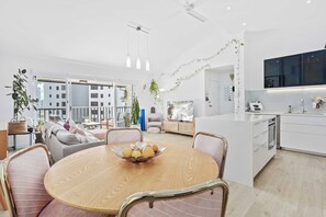 Appartement, 2 chambres, vue plage | Restauration dans la chambre