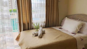 标准房, 阳台, 泳池景观 | 1 多间卧室、笔记本电脑工作区、熨斗/熨衣板、免费 WiFi