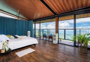 Suite panoramica, vista montagna | Una scrivania, postazione laptop, tende oscuranti, ferro/asse da stiro