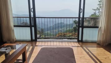 1 habitación, escritorio y espacio para trabajar con laptop