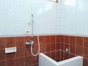 Rom – standard, hageutsikt | Bad