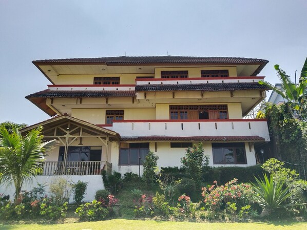 A multi-story building with a flat roof and a balcony on the second floor. - Villa Barkah 71 (Cisarua)