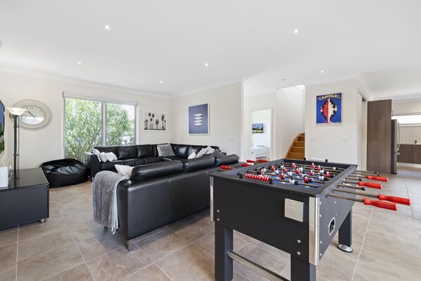 Game room - Seaside 3-Bed Home, Direct Beach Access (Safety Beach)