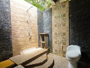 Family Room | Bathroom - Sunrise Sea Hill Cottages (Karimun Jawa)