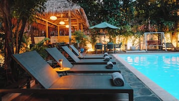 Una piscina al aire libre