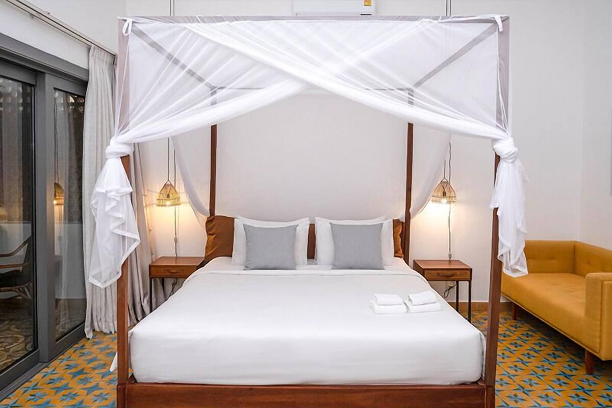 Deluxe Double Room | Minibar, soundproofing, iron/ironing board (on request), WiFi (free)