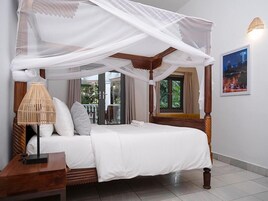 Suite | Een minibar, geluiddichte muren, een strijkplank/strijkijzer