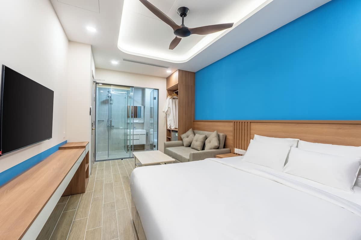 Tripla Comfort, vista città | Minibar, postazione laptop, tende oscuranti, insonorizzazione