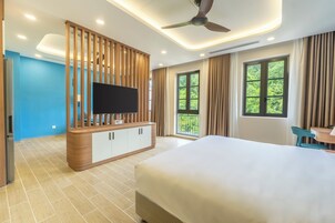 家庭开间套房, 山景 | 起居区 | 电视