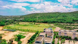 Vista aèria d'un camp de golf amb una zona residencial al primer pla.