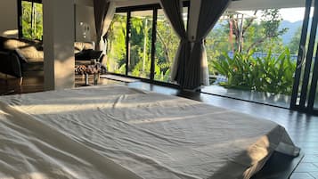 Insonorización y tabla de planchar con plancha