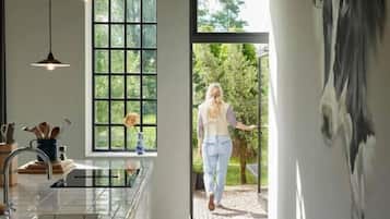 Een koelkast, een oven, een vaatwasser, een koffiezetapparaat/waterkoker