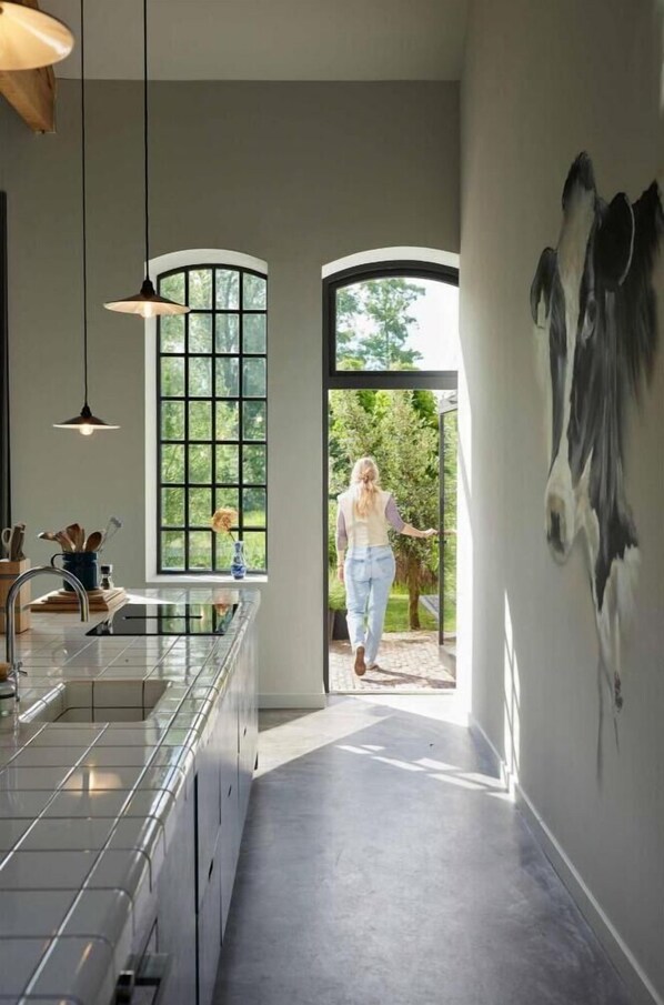 Kühlschrank, Ofen, Geschirrspüler, Wasserkocher mit Kaffee-/Teezubehör