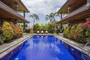 Una piscina al aire libre