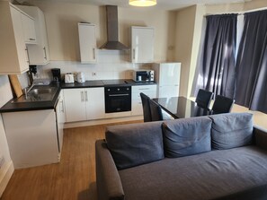 Fridge, microwave, oven, coffee/tea maker - Alto Serlux London - Croydon: 2-Bed: Sleeps 5–6, Netflix, Family-Friendly (Croydon)