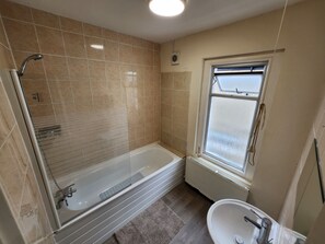 Hair dryer, towels, toilet paper - Alto Serlux London - Croydon: 2-Bed: Sleeps 5–6, Netflix, Family-Friendly (Croydon)