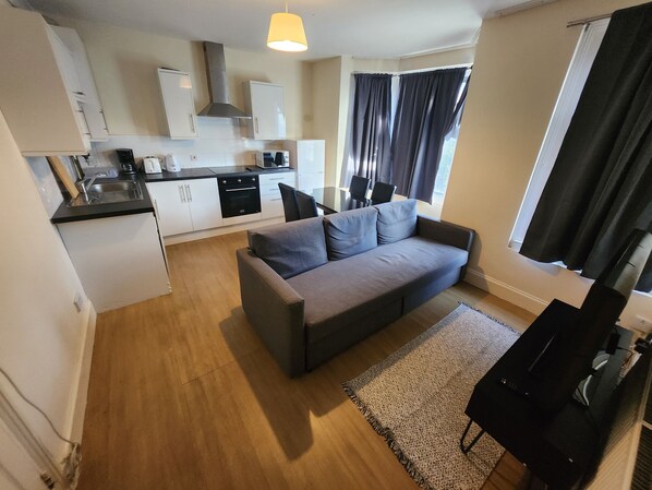 Smart TV, computer monitors - Alto Serlux London - Croydon: 2-Bed: Sleeps 5–6, Netflix, Family-Friendly (Croydon)