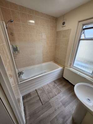 Hair dryer, towels, toilet paper - Alto Serlux London - Croydon: 2-Bed: Sleeps 5–6, Netflix, Family-Friendly (Croydon)