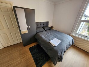 2 bedrooms, desk, iron/ironing board, WiFi - Alto Serlux London - Croydon: 2-Bed: Sleeps 5–6, Netflix, Family-Friendly (Croydon)