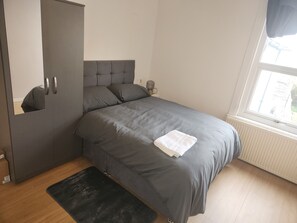 2 bedrooms, desk, iron/ironing board, WiFi - Alto Serlux London - Croydon: 2-Bed: Sleeps 5–6, Netflix, Family-Friendly (Croydon)