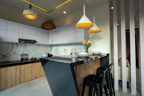 Refrigerador, microondas, horno, utensilios de cocina