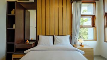 4 bedrooms, in-room safe, desk, iron/ironing board