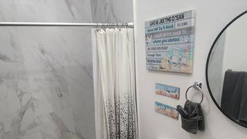 Dusche, Haartrockner, Handtücher, Seife