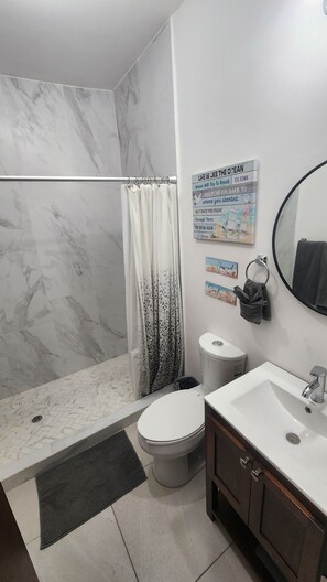 Dusch, hårtork, handdukar och tvål