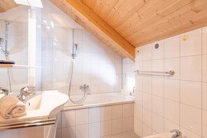 Dusj, hårføner og håndklær