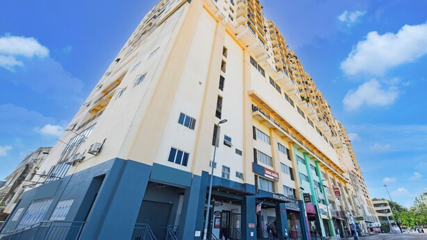 A tall hotel with multiple floors, balconies, and a variety of shops on the ground level. - Hotel O G Home Hotel, Kota Bharu, Kelantan. (Kota Bharu)