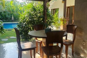 Outdoor dining - Wiryaroja Guest House  (Tumbak Bayuh)