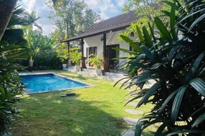Pool - Wiryaroja Guest House  (Tumbak Bayuh)