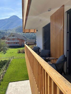 Familie appartement, 2 slaapkamers, balkon, uitzicht op heuvels | Uitzicht vanaf balkon