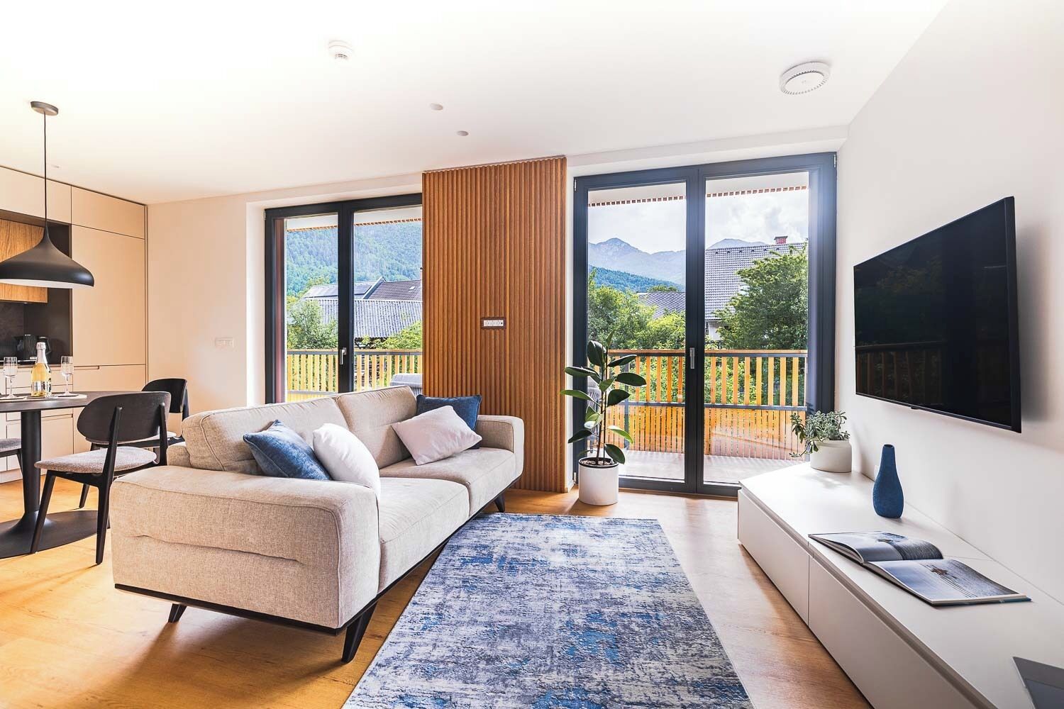Familieleilighet, 2 soverom, balkong, fjellutsikt | Oppholdsområde | Smart-TV, Netflix, oppvarmet gulv og strømmetjenester