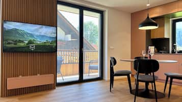 Departamento familiar, 2 habitaciones, balcón, vista a la colina | Área de sala de estar | Smart TV de 55 pulgadas con canales digitales y piso con calefacción