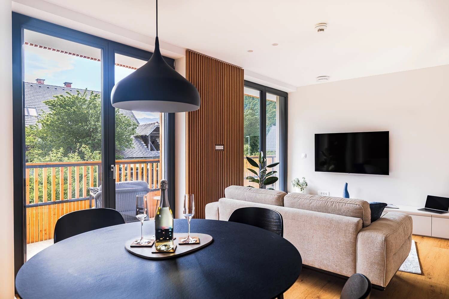 家庭公寓, 2 间卧室, 阳台, 山景 | 起居区 | 55-英寸智能电视（配备数码频道）、Netflix、加热地板