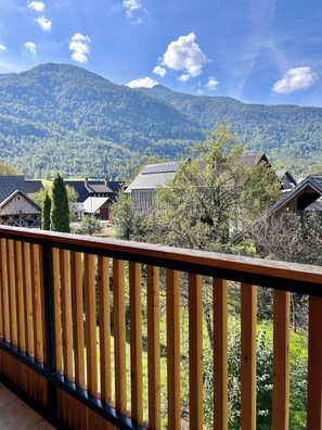 Familie appartement, 2 slaapkamers, balkon, uitzicht op bergen | Terras