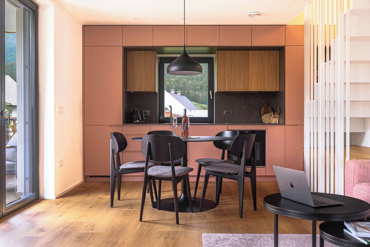 Familieleilighet, 2 soverom, balkong, utsikt mot høyde | Eget kjøkken | Kjøleskap, ovn, kokeplater og oppvaskmaskin