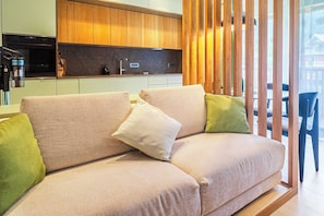 Deluxe-Apartment, Balkon, Bergblick | Wohnbereich
