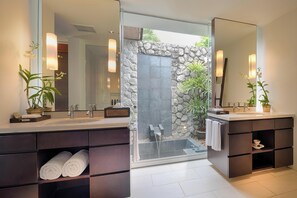 Villa (6 Bedrooms) | Badrum | Badrock, tofflor och bidé