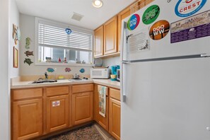 Réfrigérateur, cafetière/bouilloire, blender