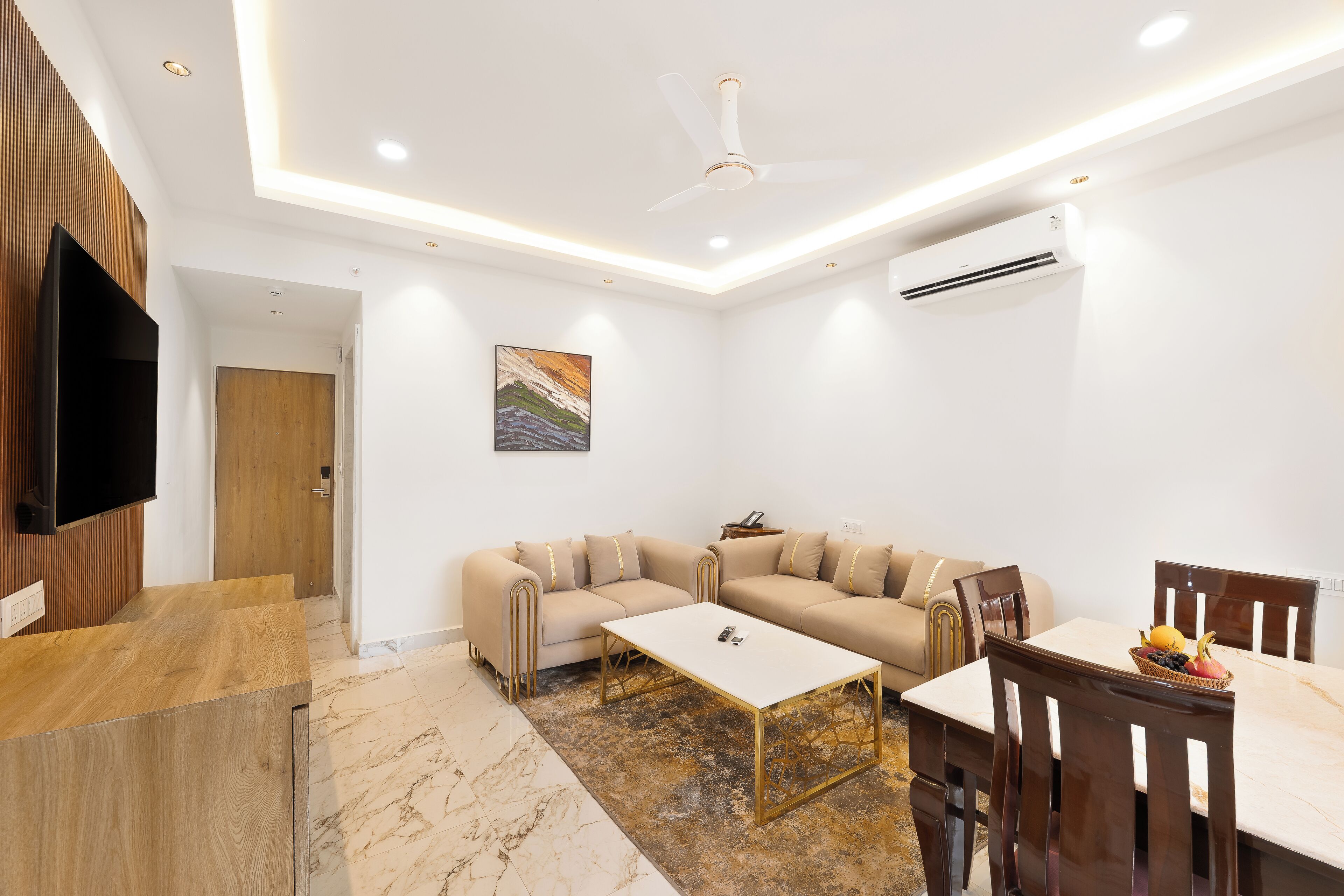 White Wharf Suite Room | In-room safe, desk, laptop workspace, blackout drapes