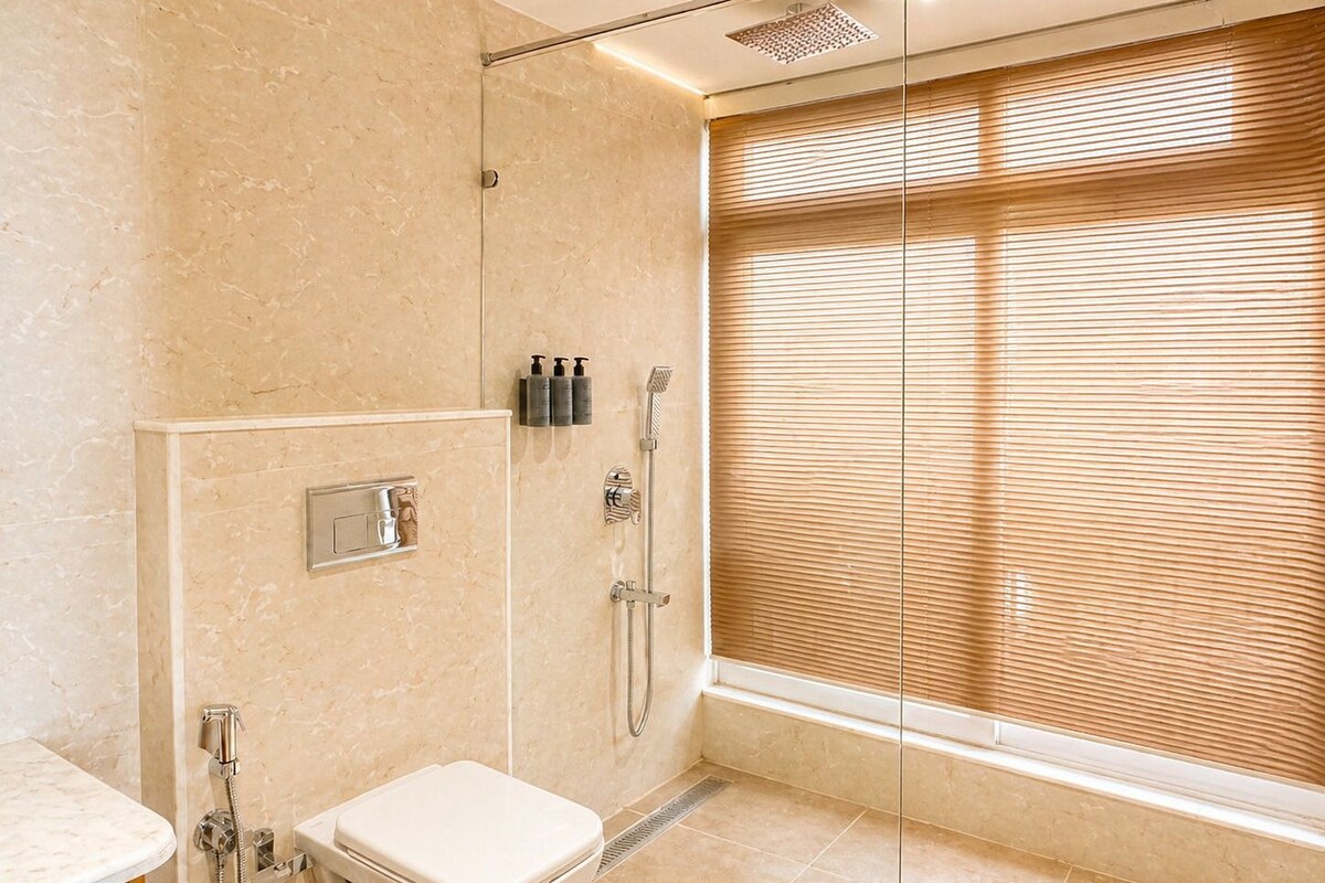 Suite, uitzicht op zee | Badkamer | Gratis toiletartikelen, een haardroger, pantoffels, handdoeken