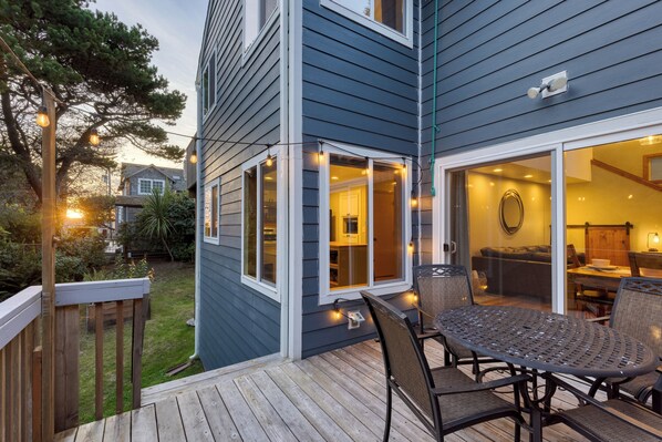 Outdoor dining - Royal Canoe by AvantStay | Walk to the Shore + Private Yard (Arch Cape)