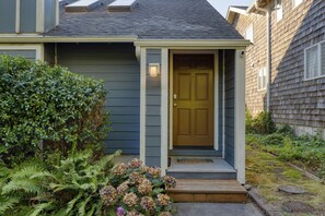 Exterior detail - Royal Canoe by AvantStay | Walk to the Shore + Private Yard (Arch Cape)