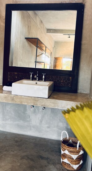 Een douche, een bidet, handdoeken, zeep