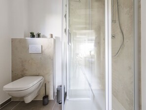 Dusche, Haartrockner, Handtücher